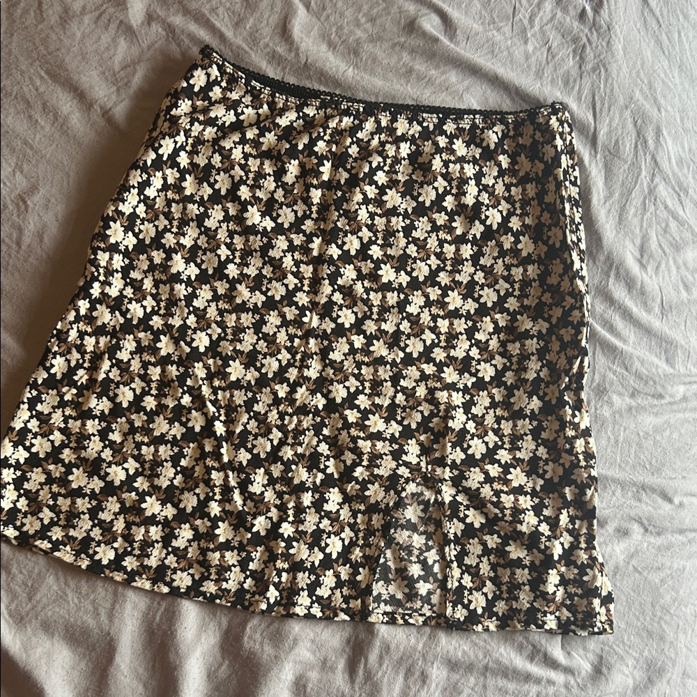 Audrey 3+1 Black and Cream Floral Mini Skirt Sz Small